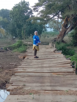 Jembatan kayu penghubung desa dan persawahan. Dok pri