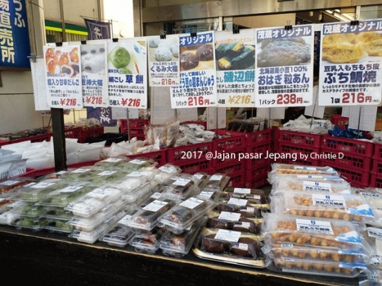 Dokumentasi pribadi | Makanan2 ringan Jepang ini, di bungkus per-makanan dengan variasi harga yang berbeda2. Beberapa ada fotonya, memudahka aku untuk melihat, memilih dan membelinya, karena hraga jelas tertera.