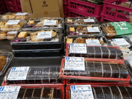 Dokumentasi pribadi | Berbagai Sushi isi daging atau ikan dan sayuran, dibungkus dengan seaweed atau rumput laut yang renyah. Dan inilah yang aku suka! Sushi besar, enak sekali! Dalam 1 pack hanya berharga sekitar 300 Yen. Duh ..... lidahku dimanjakan ......