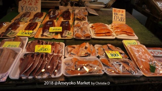 Dokumentasi pribadi | Ikan2an dan seafood yang dijul segar, dan produk ikan2an yang sudah dikeringkan untuk ikan asin pun, ada. Harganya juga tidak mahal.