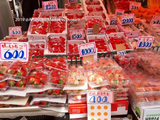 Dokumentasi pribadi | Berbagai jenis strawberry. Dari yang berwarna merah pkat, merah kekuningan, merah muda, pink pucat sampay strawberry berwarna putih, ada disana. Harganya pun bervariasi. Antara 600 Yen sampsi 2000 Yen, per-pack.