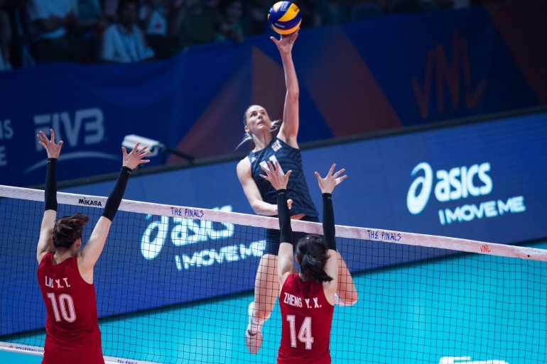 Opposite spiker Amerika Serikat, Andrea Drews melancarkan smash melewati dua blocker Tiongkok| Sumber: www.volleyball.world
