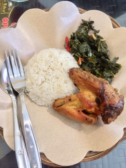 Ayam Bacem + Sayur Daun Singkong, Salah Satu Menu Andalan AR's Dahar (Dok. Foto: Pribadi)