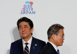 Abe Shinzo dan Moon Jae-in di G20 (https://biz-journal.jp)