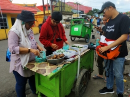 Kompal serbu penjual Telok Ukan (Foto : Agus Fathullah)