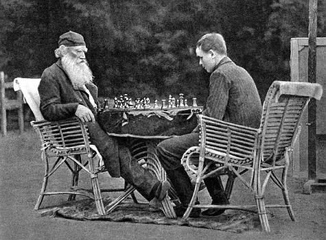 Leo Tolstoy sedang bermain catur (sumber foto: chessgame.com)
