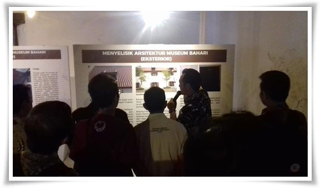 Penjelasan tentang materi pameran (Dokpri)