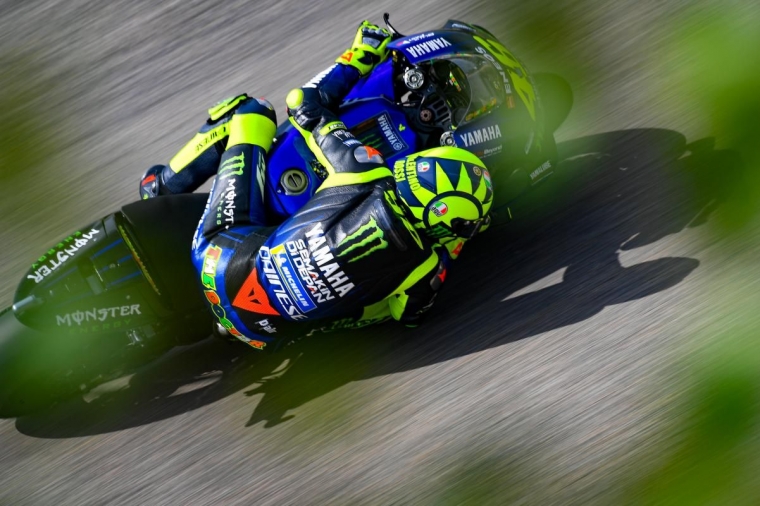 Pak tua masih doyan balapan di belakang (dok.motogp.com)