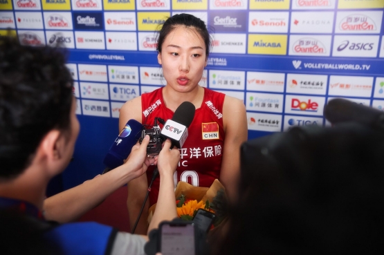 Liu Yanhan, wing spiker Tiongkok saat diwawancarai media usai pertandingan semifinal| Sumber: www.volleyball.world