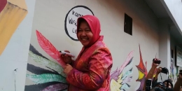 Risma ikut melukis di dinding bekas wisma lokalisasi Dolly (KOMPAS.com/Achmad Faizal)