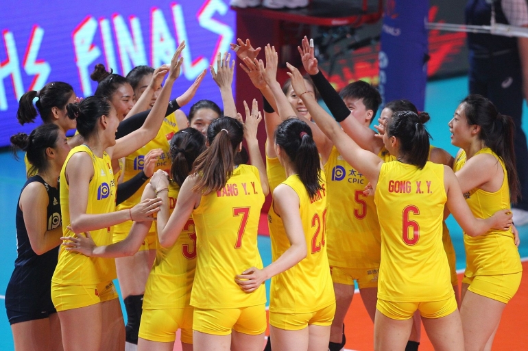 Tim Tiongkok merayakan keberhasilan mereka menjadi peringat 3 VNL 2019| Sumber: www.volleyball.world