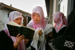 Foto : Wanita Muslim Hui sedang belajar Bahasa Arab (Sumber: Elizabeth Dalziel/AP)