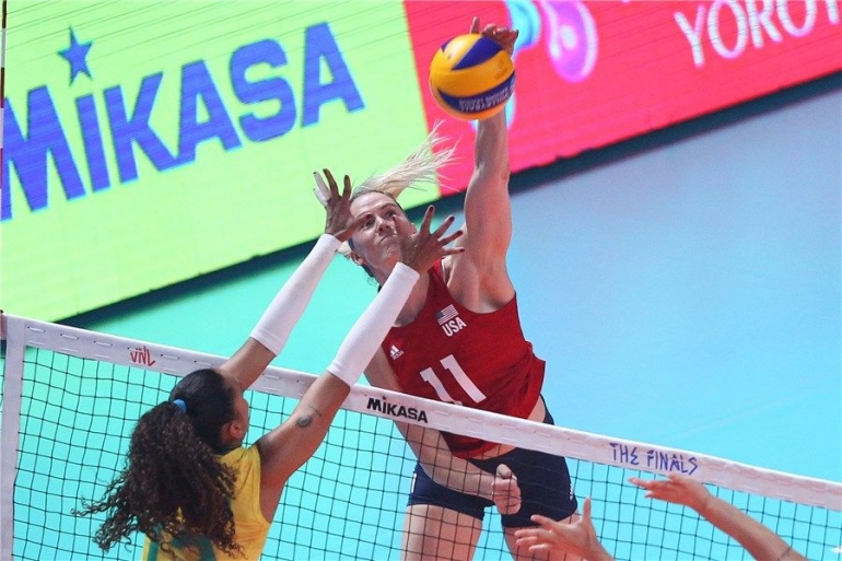 Opposite spiker AS, Andrea Drews melakukan serangan smash ke arah pemain Brasil| Sumber: www.volleyball.world
