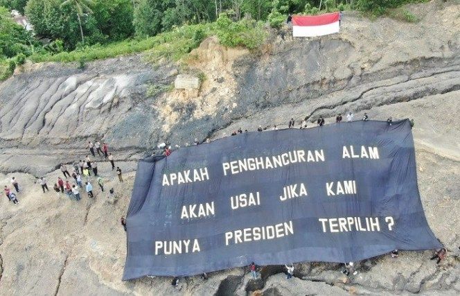 Aktivis peduli lingkungan di Kalimantan Timur melakukan aksi tolak oligarki tambang di pilpres 2019 (Foto: Istimewa)