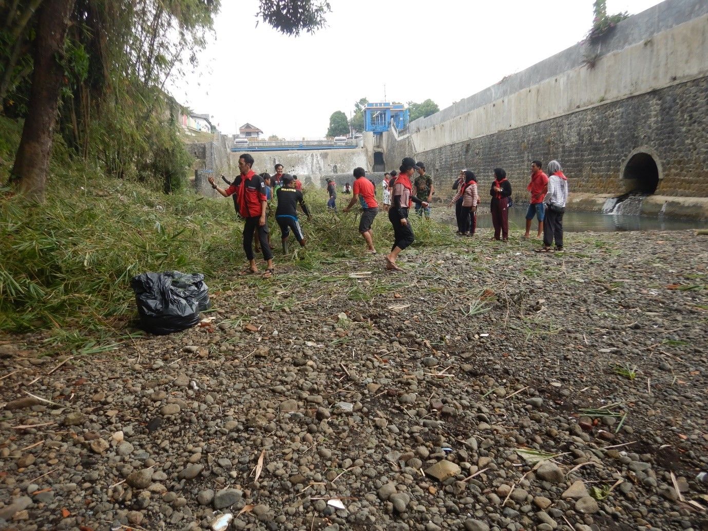 UKMPA LAGUNA FPIK UNSOED (Purwokerto) Melakukan aksi bersih-bersih Sungai Kranji, Purwokerto | dokpri