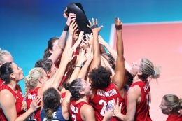Tim putri Amerika Serikat berhasil menjadi juara beruntun VNL | Sumber: volleyball.world