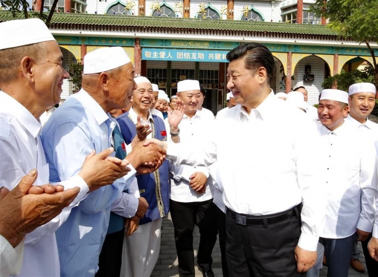Foto : Xi Jinping dan Muslim Hui ( Sumber: Xinhua)