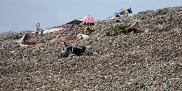Perbukitan Sampah Bantar Gebang, Bekasi, Potensi Sumberdaya Pembangunan yang Terbuang (Foto: kompas.com)