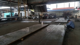 plat besi MADE IN INDONESIA mulai dikerjakan di bengkel kontruksi tempat saya bekerja // foto: dok. pri