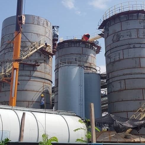 tangki minyak di pelabuhan yang dikerjakan dan di-supervisor-i orang Indonesia // foto: dok.pri