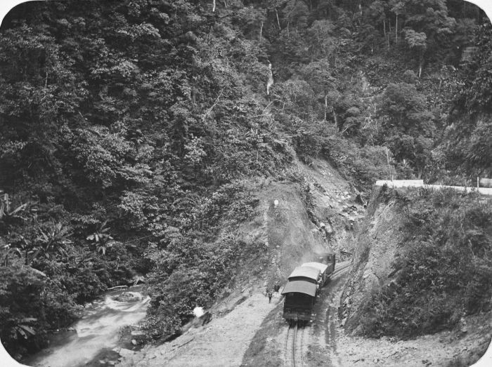 Sebuah Kereta Sedang Berjalan di Rel Gerigi di Sebelah Sungai di Air Mantjoer. (Sumber : Tropenmuseum)