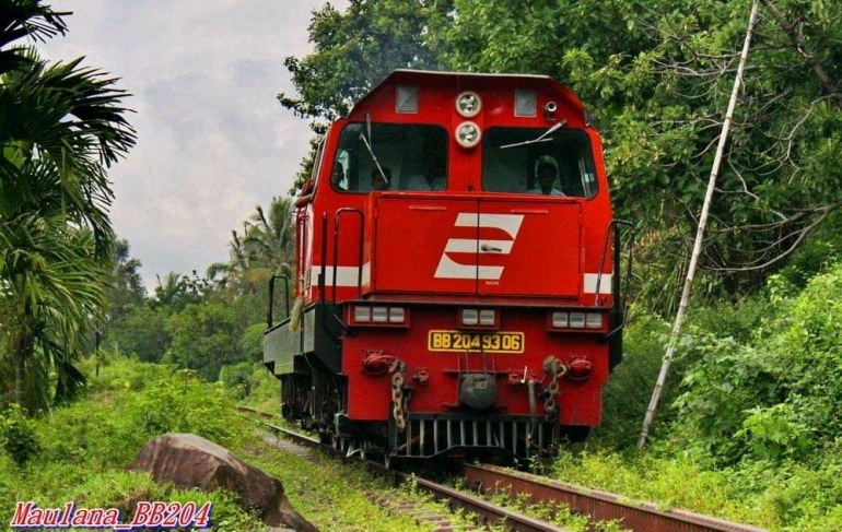 Lokomotif BB 204 buatan SLM di Jalur Gerigi Padang. (Sumber : Maulana Nur Achsani)