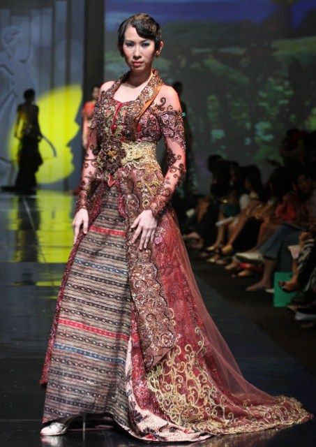 Koleksi Gaun Pesta Kebaya Brokat Desainer Anne Avantie Koleksi Gaun Pesta Kebaya Brokat Desainer Anne Avantie