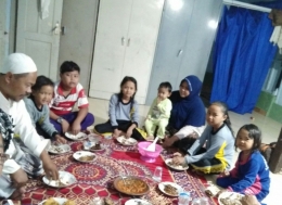 (foto pribadi) Menjaga Tradisi: Makan Bersama Keluarga KH. Sa'd al-Azfa