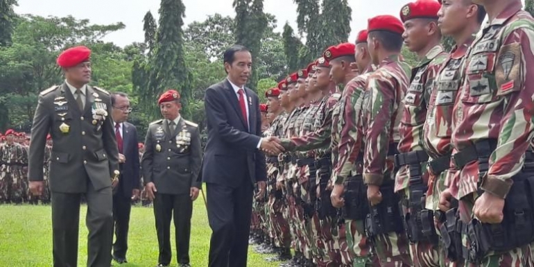 Presiden Joko Widodo ketika menemui prajurit Kopassus di Mako Kopassus Cijantung, Kamis (10/11/2016) (Fabian Januarius Kuwado/KOMPAS.com)
