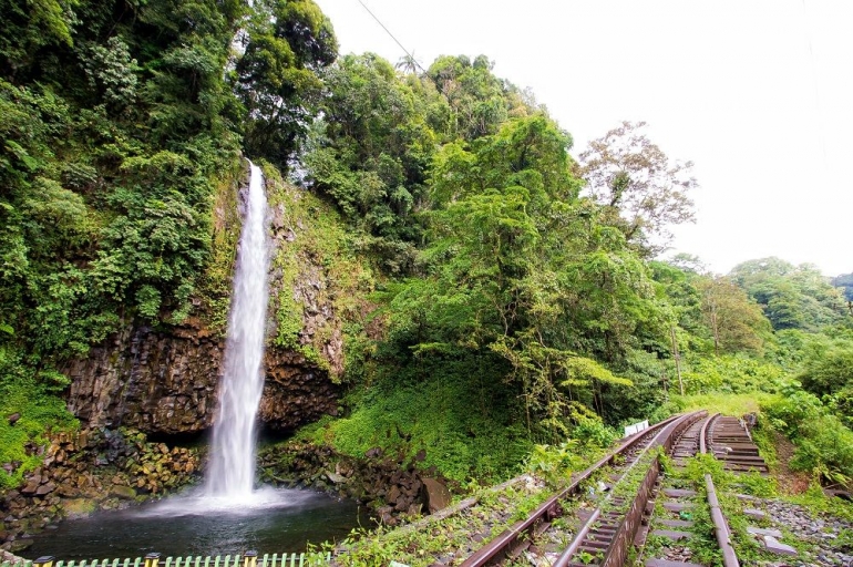 Jalur Rel Gerigi Kayu Tanam-Padang Panjang di Sebelah Air Terjun Lembah Anai yang Sekarang Menjadi Situs Warisan Budaya UNESCO. (Sumber : Pegipegi)