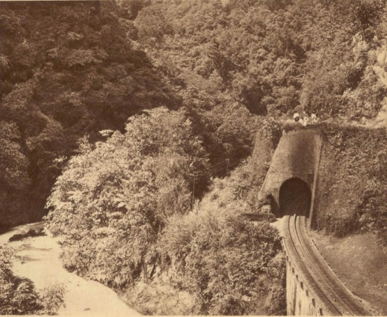 Rel Gerigi Yang Melewati Dua Terowongan Sekaligus di Lembah Anai. (Sumber : Boekoe Peringatan Dari Staatsspoor En Tramwegen Di Hindia Belanda)