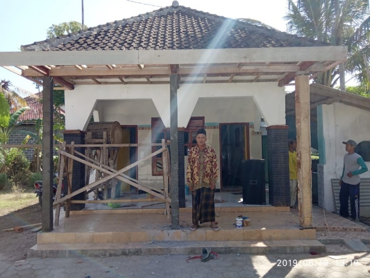 Pak Dul di mushola yang sedang direnovasi. Mushola yang menjadi tempat belajar bagi kebanyak warga kampung (Foto : Dokumentasi Pribadi)