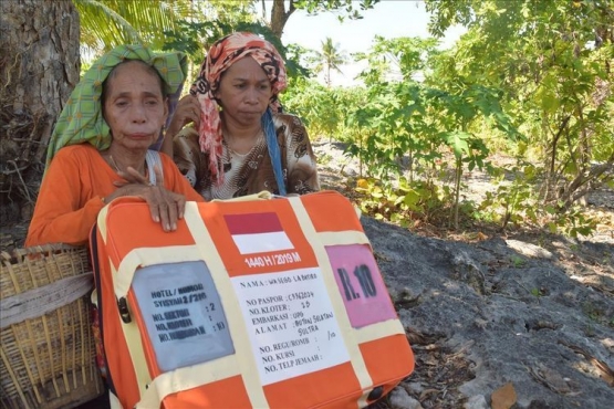 Wa Sego (kiri) dan Anaknya, Faazila (kanan) | Gambar: kompas.com