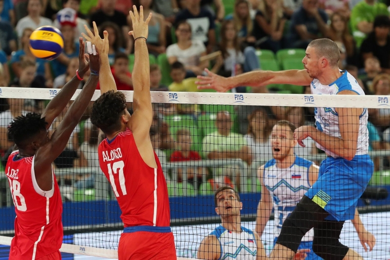 Pemain Slovenia, Alen Pajenk melancarkan smash ke arah dua blocker Kuba di final Men's Challenger Cup 2019| Sumber: http://challengercup.volleyball.world