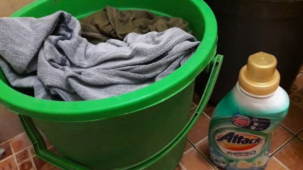 Baju dipisahkan dulu di ember berbeda (dokpri)