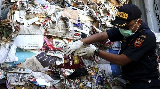 Sesampainya di Tanjung Perak, Bea Cukai lantas memeriksa isi kontainer. Ternyata peti kemas itu memuat kertas bekas, botol plastik, kemasan, pembalut, barang elektronik, serta kaleng. (ANTARA FOTO/Didik Suhartono)