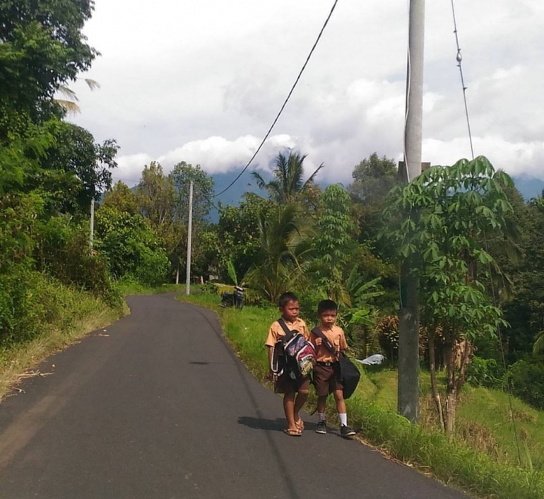 Siswa di salah satu desa lembah Gunung Batukaru, Tabanan
