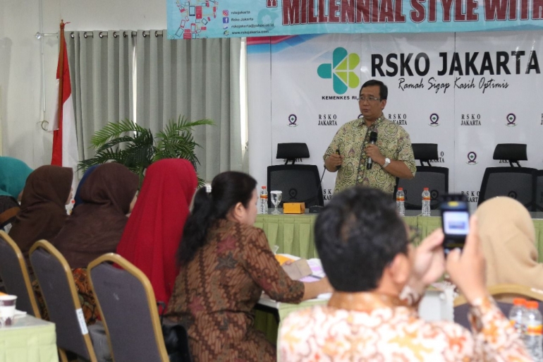 Deskripsi : Deskripsi gambar : Dirut RSKO Jakarta, dr.Azhar Jaya, SKM MARS mengajak para pendidik untuk memberikan edukasi tenatang NAPZA sejak dini (dokpri)