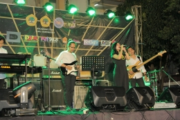 Jazz Merah menjadi Tema besar event tahunan MICE (Meeting, Intensive, Conference dan Exhebition) Mahasiswa Prodi Ilmu Komunikasi UNTAG yang tahun ini digelar oleh angkatan Ilkom 2017 dengan nuansa musik jazz lokal Surabaya di kemas lebih intim di hadapan penikmat jazz Jumat (07/06)-Dokpri.
