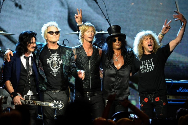 GNR classic lineup, ki-ka : Gilby Clarke (gitaris GNR setelah Izzy Stradlin memutuskan keluar di tahun 1991), Matt Sorum (drummer yang menggantikan posisi Steven Adler setelah ia ditendang dari GNR tahun 1990), Duff McKagan, Slash dan Steven Adler setelah tampil dalam Rock N' Roll Hall of Fame 2012 (foto : nytimes.com/Michael Loccisano)