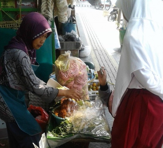 penjual rujak teplak di dekat Telkom Slawi Sumber Panturabisnis.com