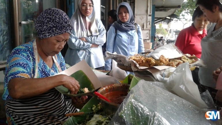 rujak teplak depan toko Mitra kota Tegal sumber suara merdeka.com