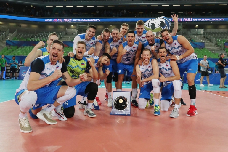 Slovenia berpesta bersama pada pendukungnya usai juara Men's Challenger Cup 2019| Sumber: http://challengercup.volleyball.world
