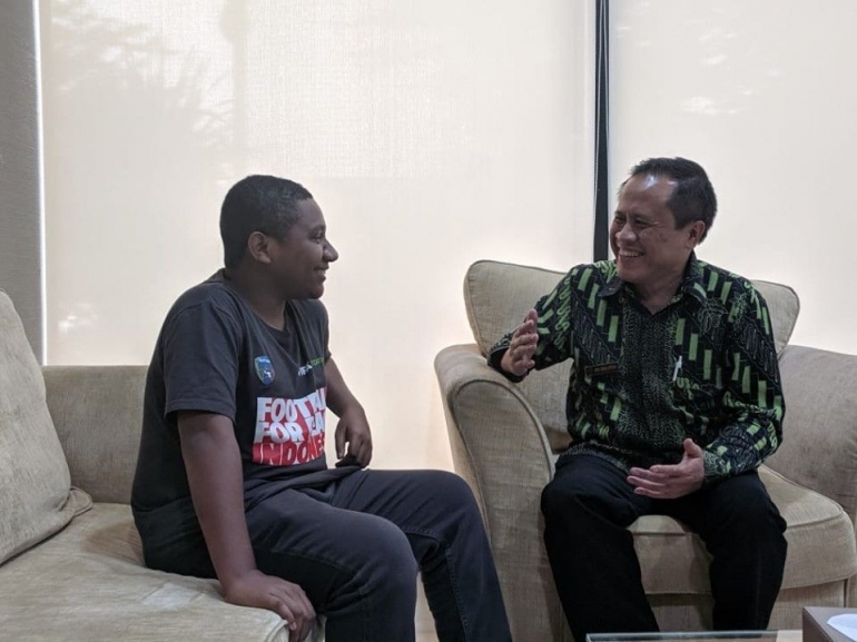 Penuklis berbincang-bincang dengan Gabriel Edoway setelah pertemuan dengan jajaran BPIP / foto Aris Heru Utomo