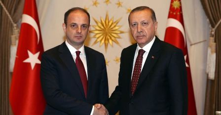 Presiden Turki Erdogan bersama Gubernur Bank Sentral Turki Murat Cetinkaya (Sumber: uk.finance.yahoo.com)