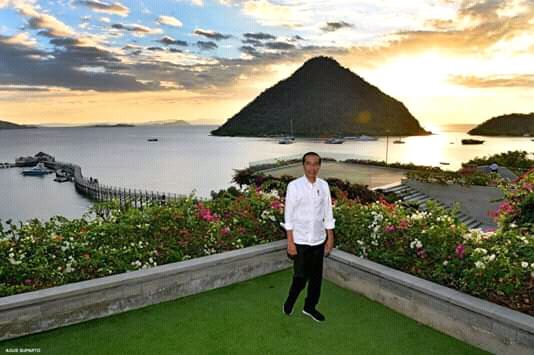 foto Jokowi dihalaman hotel Ayana Labuan Bajo (https://www.facebook.com/390581294464059/posts/1224865784368935/?app=fbl)