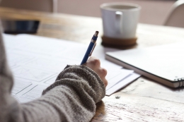 writing on wooden desk-sumber : unsplash.com