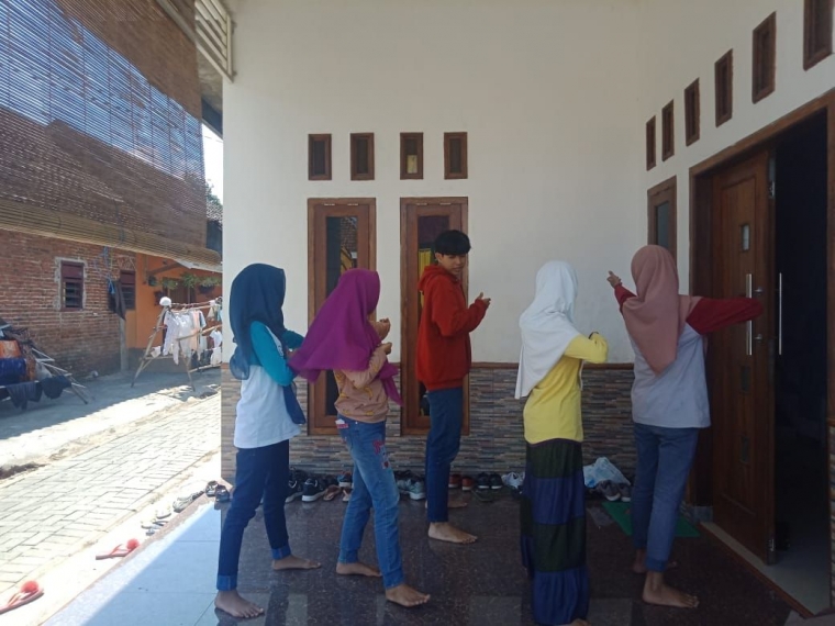 Dafit Tamara Rizki Agung S. Melatih Tarian Modern (dok. pribadi)