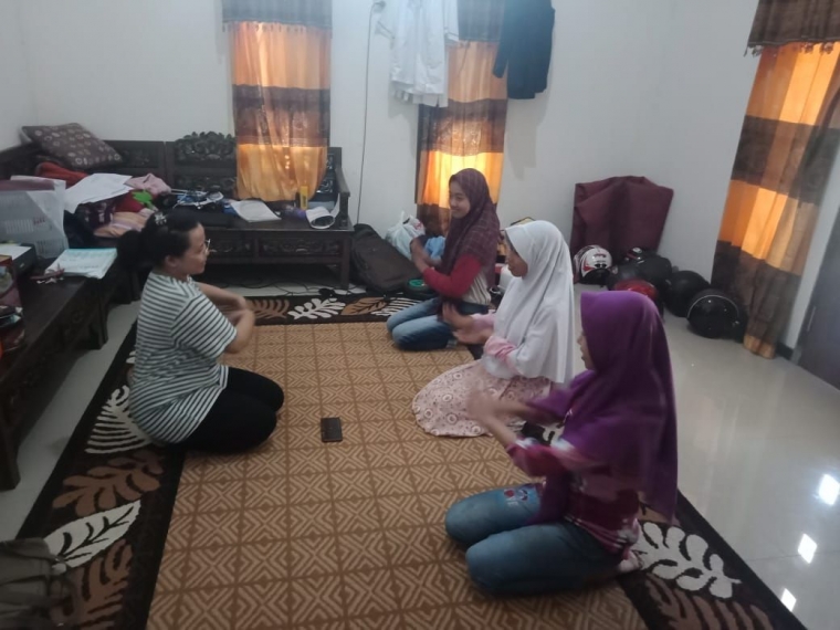 Syaila Ilma Nabila Melatih Tarian Tradisional (dok. pribadi)