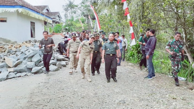 Bupati Trenggalek Mochamad Nur Arifin membuka pelaksanaan TMMD Ke-105 di Kabupaten Trenggalek | dokpri